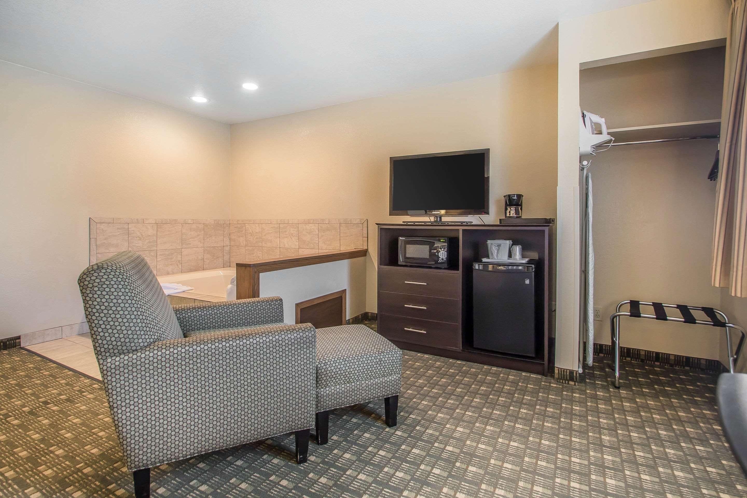 Quality Inn & Suites Decorah Exterior photo